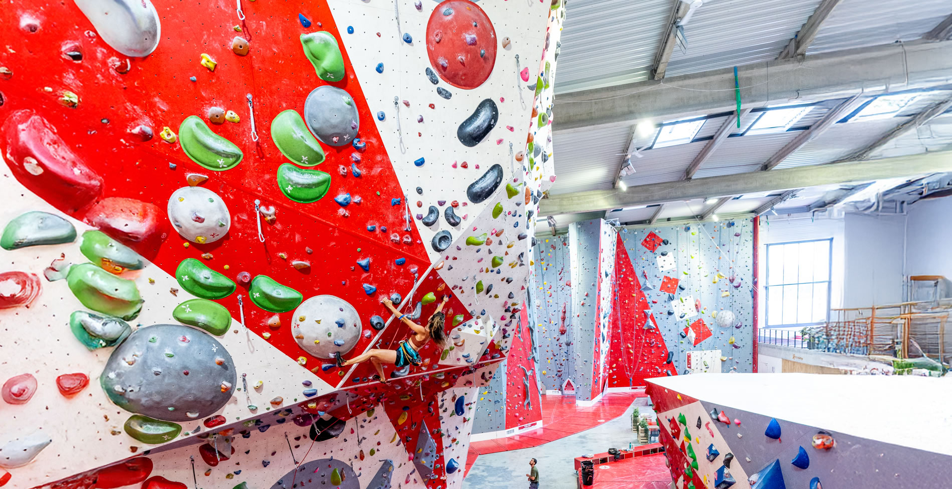 Hall avec poutre et panne béton pour un mur d'escalade